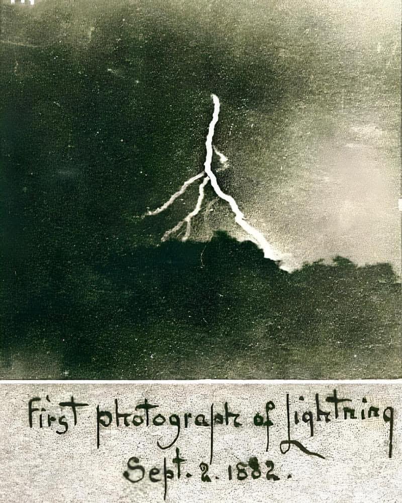 solisolsoli's tweet photo. First photograph of lightning, 1882 https://t.co/zF6vkqX7GO