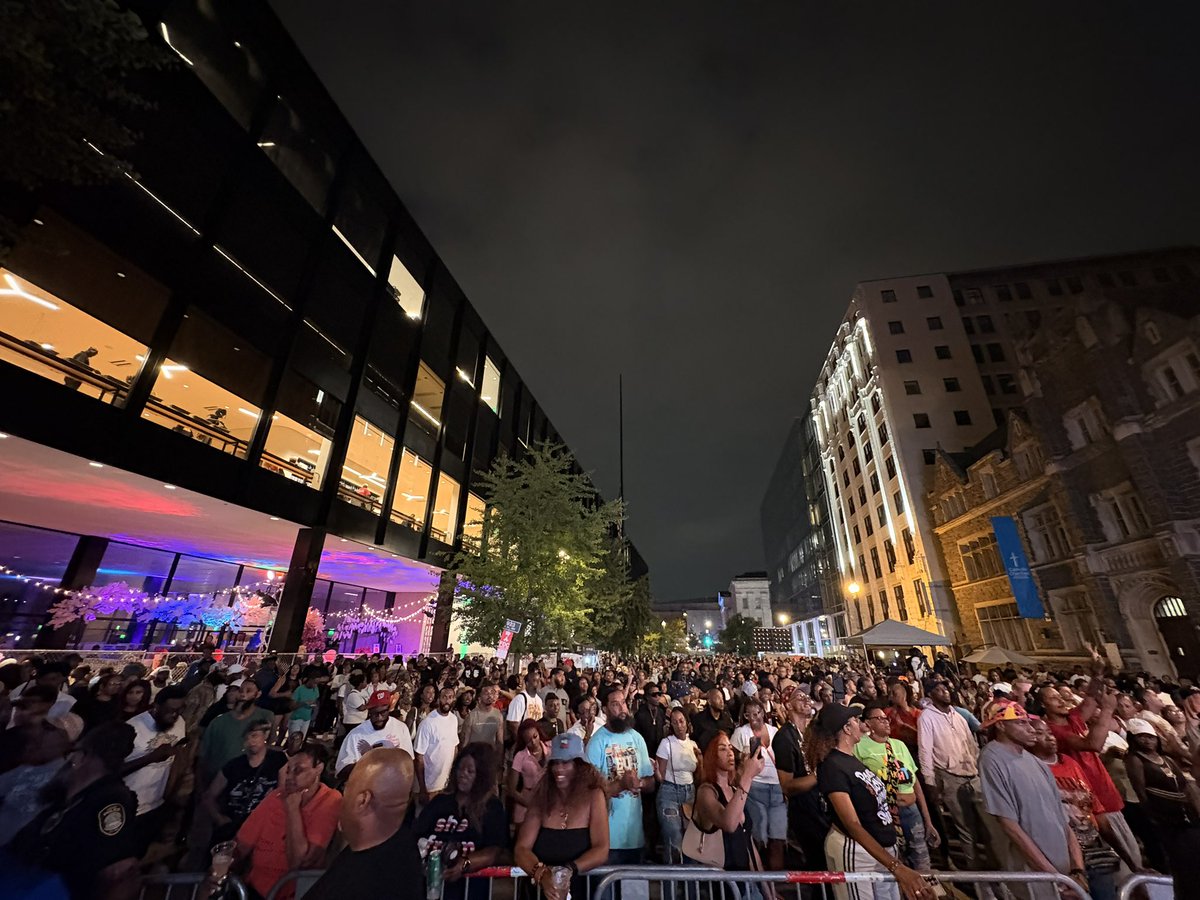 dcpl's tweet photo. We see you, DC! Welcome to the MLK Library! #ArtAllNight ❤️ https://t.co/ASeGlweLuA