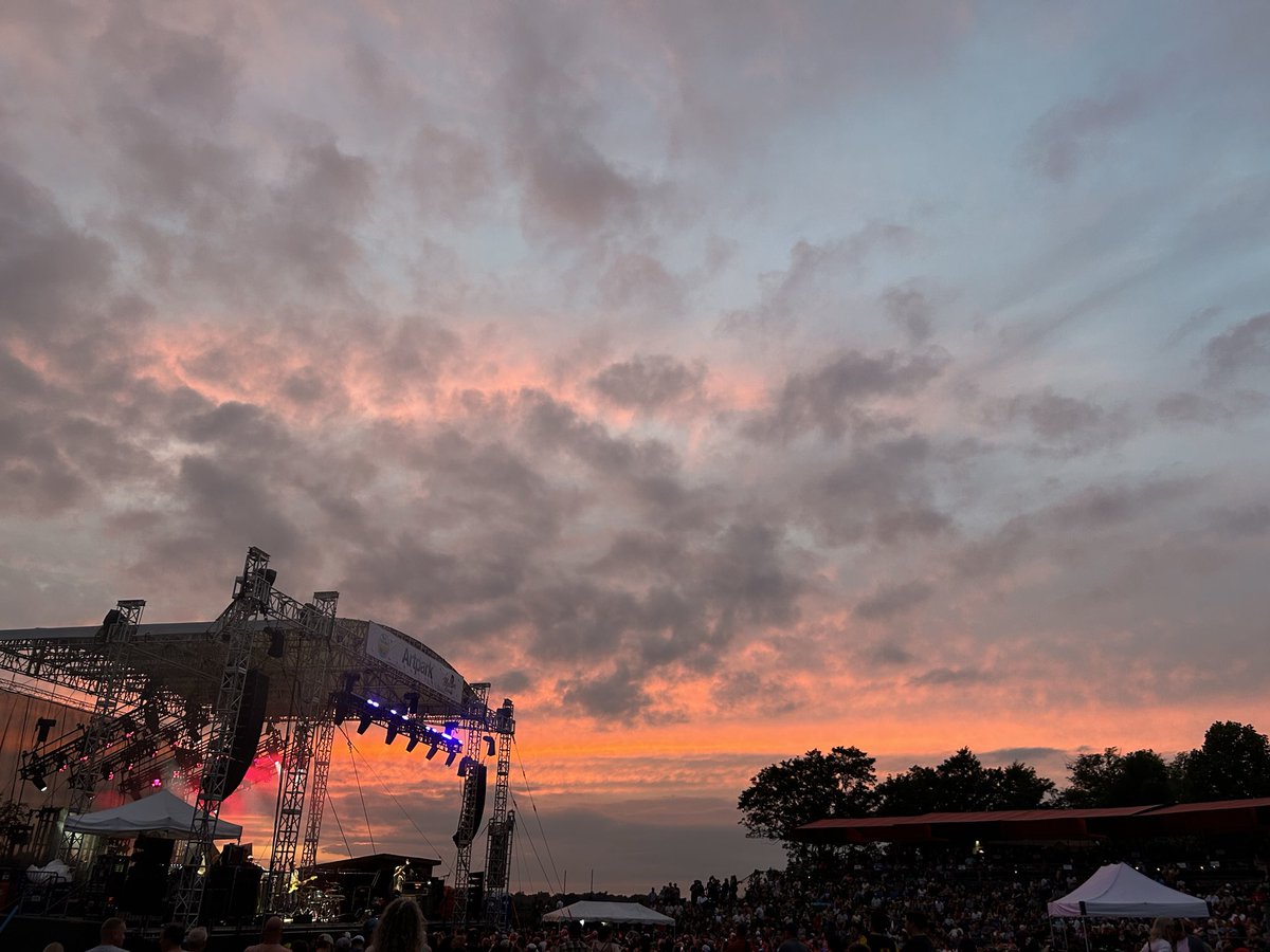 AprilJSunshine's tweet photo. Another outdoor concert and another beautiful sunset! https://t.co/AzhZsRBHzb