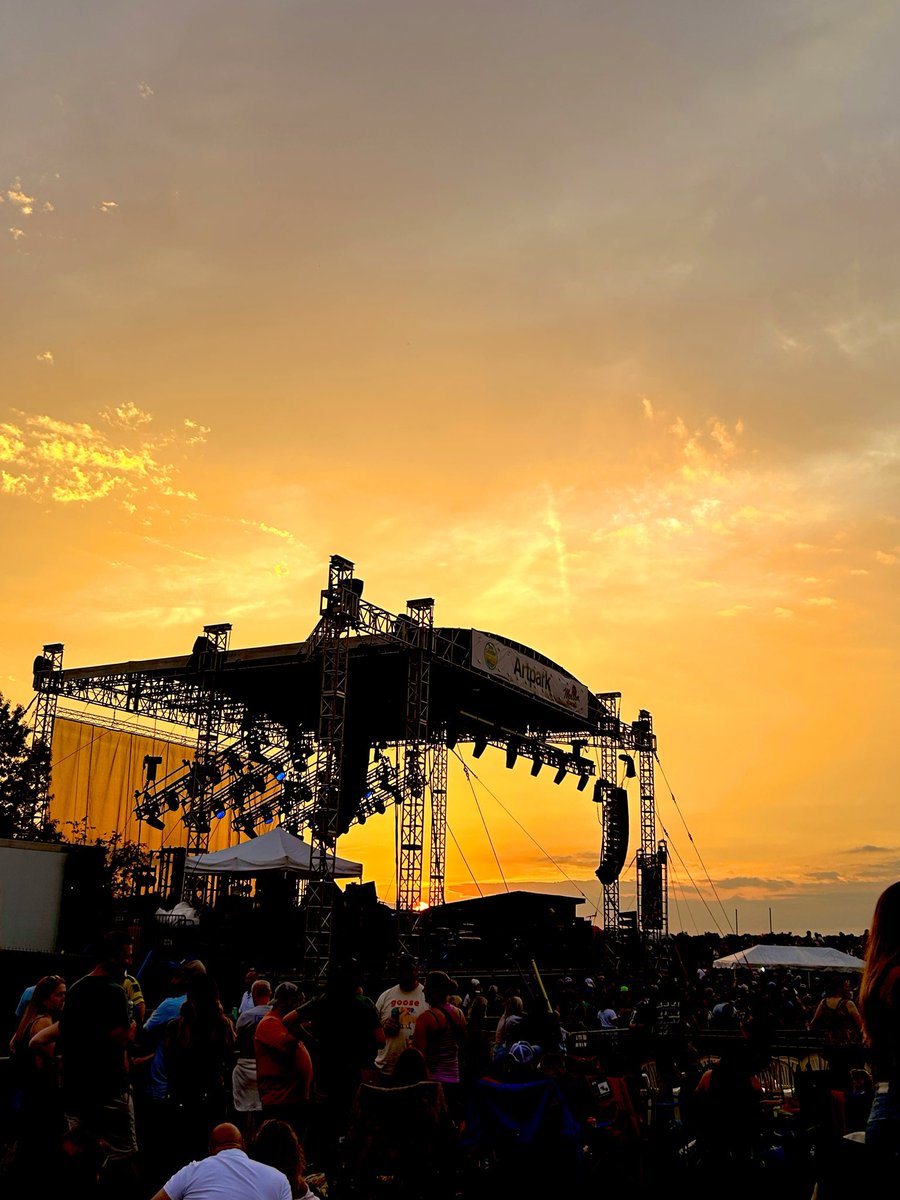 AprilJSunshine's tweet photo. Another outdoor concert and another beautiful sunset! https://t.co/AzhZsRBHzb