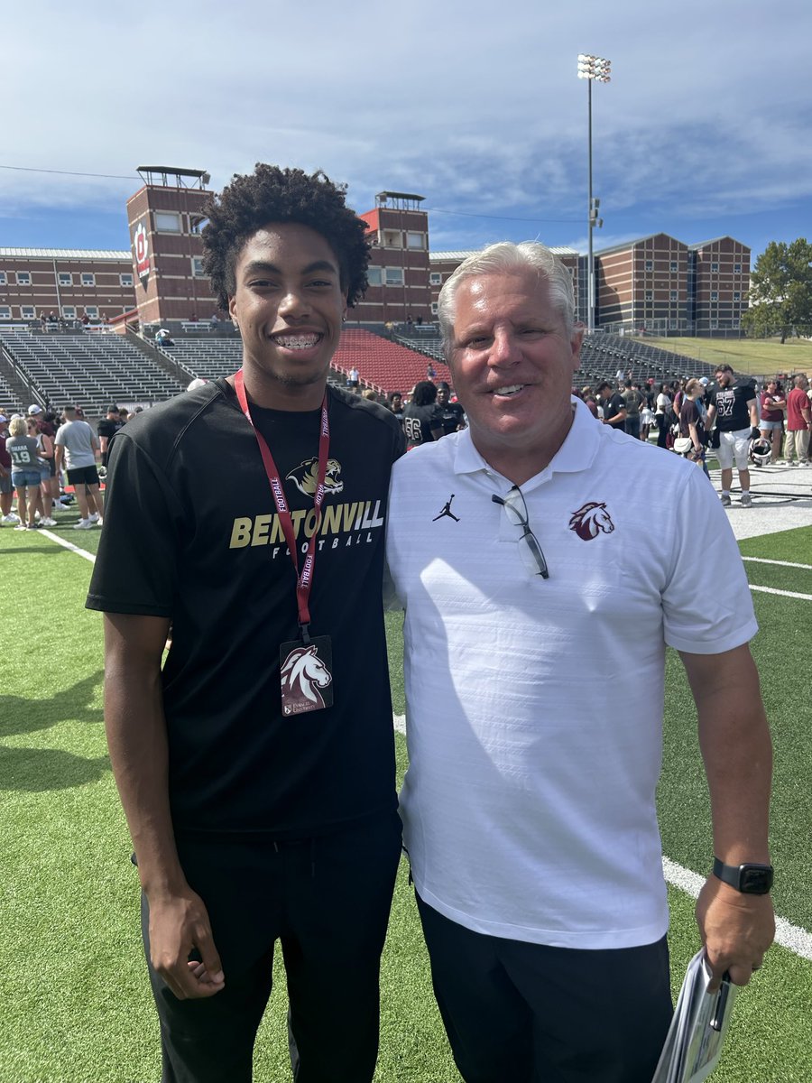 jeremiah_c6's tweet photo. Thankful for @Evangel_FB and @CoachBodoin for the game day invite had great experience and got to watch two solid team battle it out.

@CoachJGrant @BvilleFB @kolbicrawford @TrainGameSpeed @tctabler https://t.co/ctxDa0Re9f