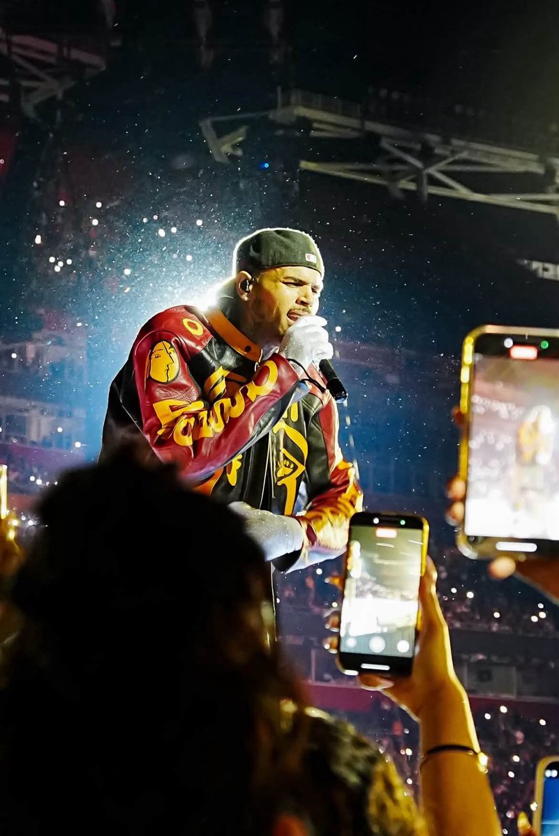 VansonLeathers_'s tweet photo. Chris Brown during The R &amp; B Tour 🎙️
@chrisbrown 

Rocking the: Black Picasso x Vanson collab https://t.co/uJ878UfunC
