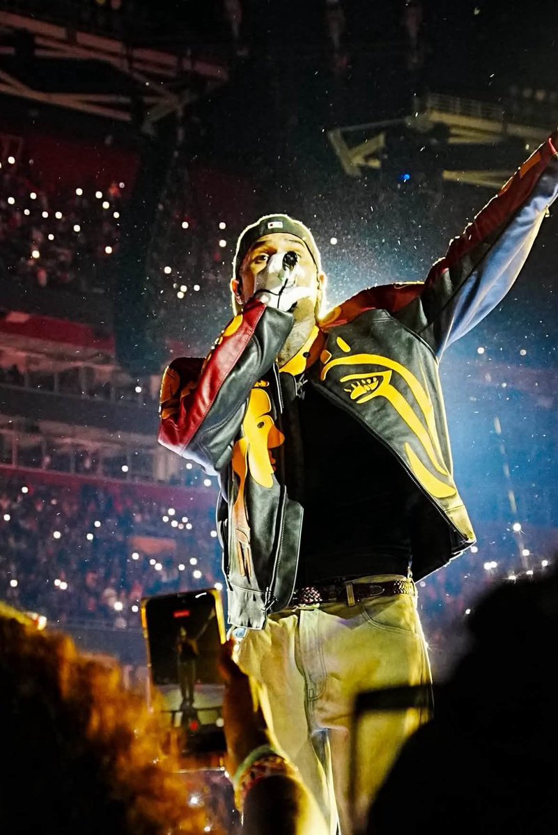 VansonLeathers_'s tweet photo. Chris Brown during The R &amp; B Tour 🎙️
@chrisbrown 

Rocking the: Black Picasso x Vanson collab https://t.co/uJ878UfunC
