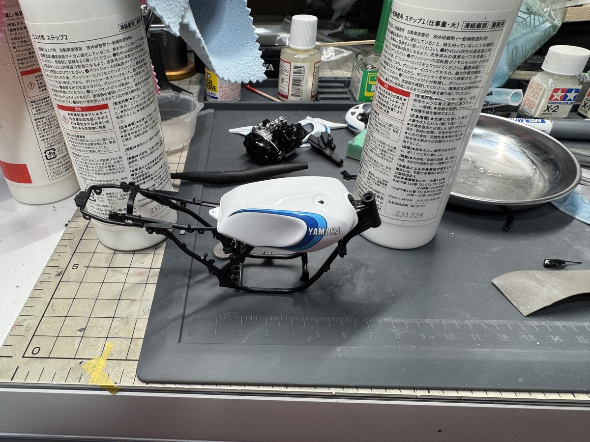 RgvAlcyon's tweet photo. ツーリングは半分諦めて、涼しい部屋でバイク模型のタンク磨いてる https://t.co/0qMM3ZkbVH
