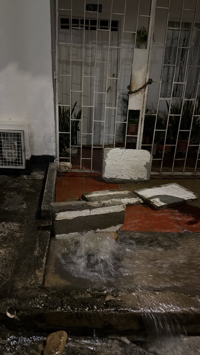 elchecho299's tweet photo. @acueductobga  barrio la campiña 2 de Girón en la cr 35 # 28-20 se presenta un daño en el tubo de la red principal, el desperdicio de agua en estos tiempos de sequía es impresionante https://t.co/Hp6LaWnFor