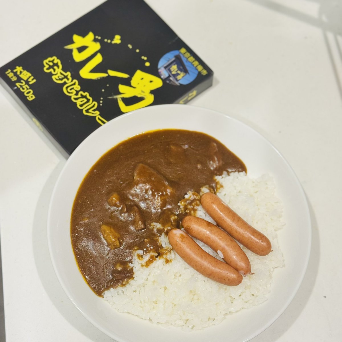 mochio_apllg's tweet photo. 朝カレー男🍛
シャウエッセントッピング
(ゆで卵忘れた)
うまー！！
250gで肉ゴロゴロ入ってて食べごたえあるー
HaneCafeでミニステッカーもろた
(スマホケース汚ねぇのはごめんなさい)

#カレー男
#HaneCafe
#アポロベース https://t.co/ChOHfpNDRG