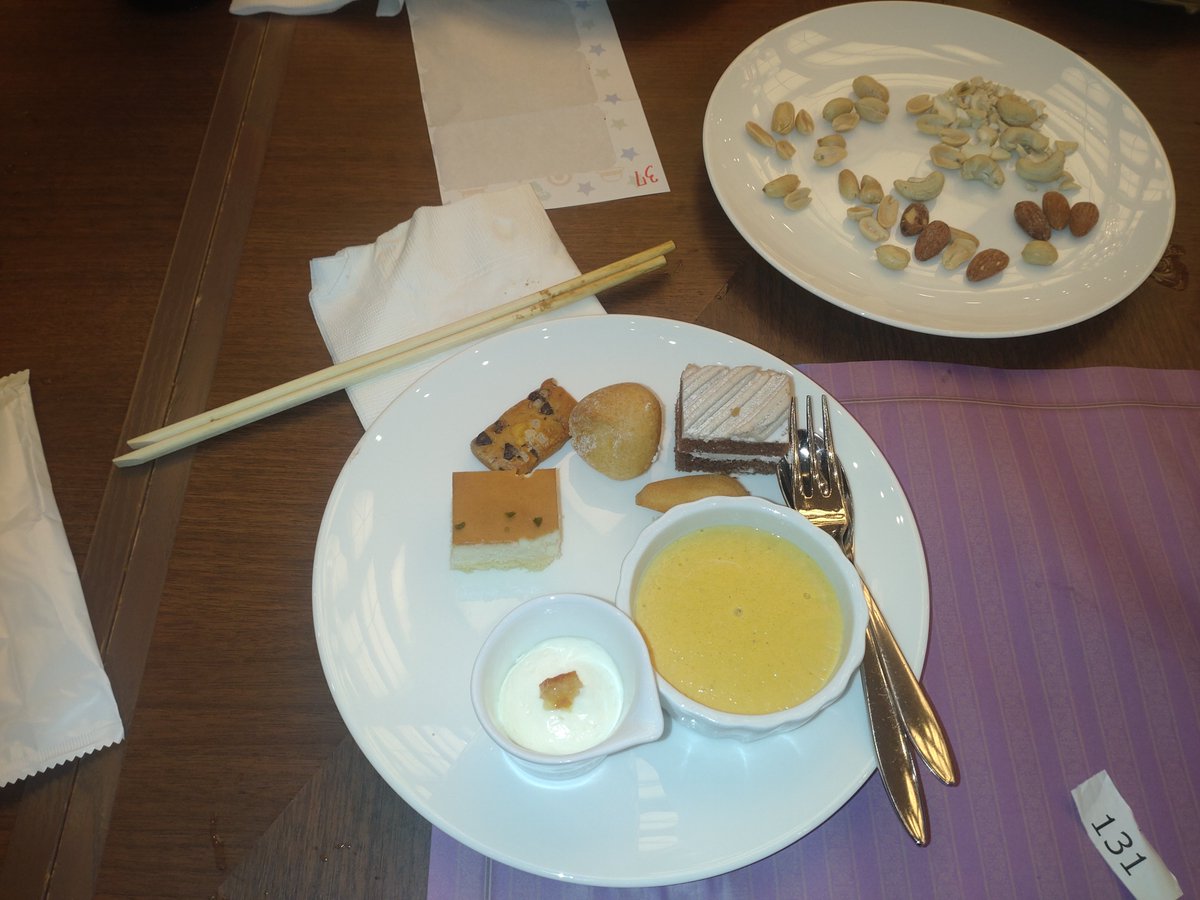 masa369147's tweet photo. 会社飲み会→深夜LIVE→神戸屋外フェス→デビューワンマンLIVEと駆け回り過ぎたんで今日の「名古屋事変」予約してたけど・・・💦大人しく愛知県のホテル戻ります。会社飲み会の二次会なのにチェキ撮影😉本町事務所→愛知県まで運転頑張ります☹️ https://t.co/De25iBelnL