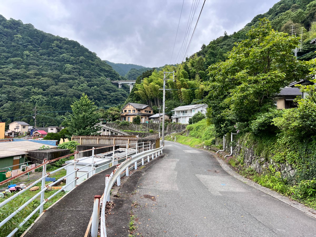 Toyoshiratake's tweet photo. 大分県別府市　乙原
八幡朝見神社���当初この地に鎮座していたが、正平三年(1348年)の鶴見岳噴火に伴い社地が崩壊したため朝見へ遷座。
実業家 木村久太郎により開発された別府鉱山(明治35年～大正5年)は良質な金を産出する有望な金山であったが、地獄の噴気による危険性や周辺の温泉脈への悪影響を考慮した末採掘を中止。
木村氏はここが朝見川断層の断崖上という良眺望地ということに着目しケーブルカーを採用した遊園地を計画、所有していた広大な山林を開発・転用して生まれたのがラクテンチ(旧称 別府遊園)。