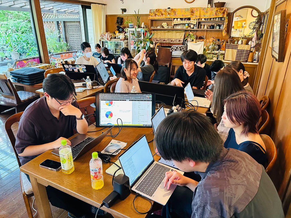 shintajiri's tweet photo. 神田外語大学×北陸大学 合同データ分析合宿

北陸大学データドリブンLabのお招きで、神田外語大学データAIラボ（DAIL）の学生4名と能登島に来ています。

両大学の学生11名が、大学も学年も性別も超えた混成チームで、能登復興をキーワードにオープンデータの分析を進めます。石川県庁と企業のデータアナリストも特別講師として駆けつけてくださいました。

これから徹夜明けの学生達によるプレゼンです！
学生にとって良い学びの時間、そして夏休み最後の思い出になれば嬉しいです。

いろいろアレンジしていただいた北陸大学の方々に大感謝です！