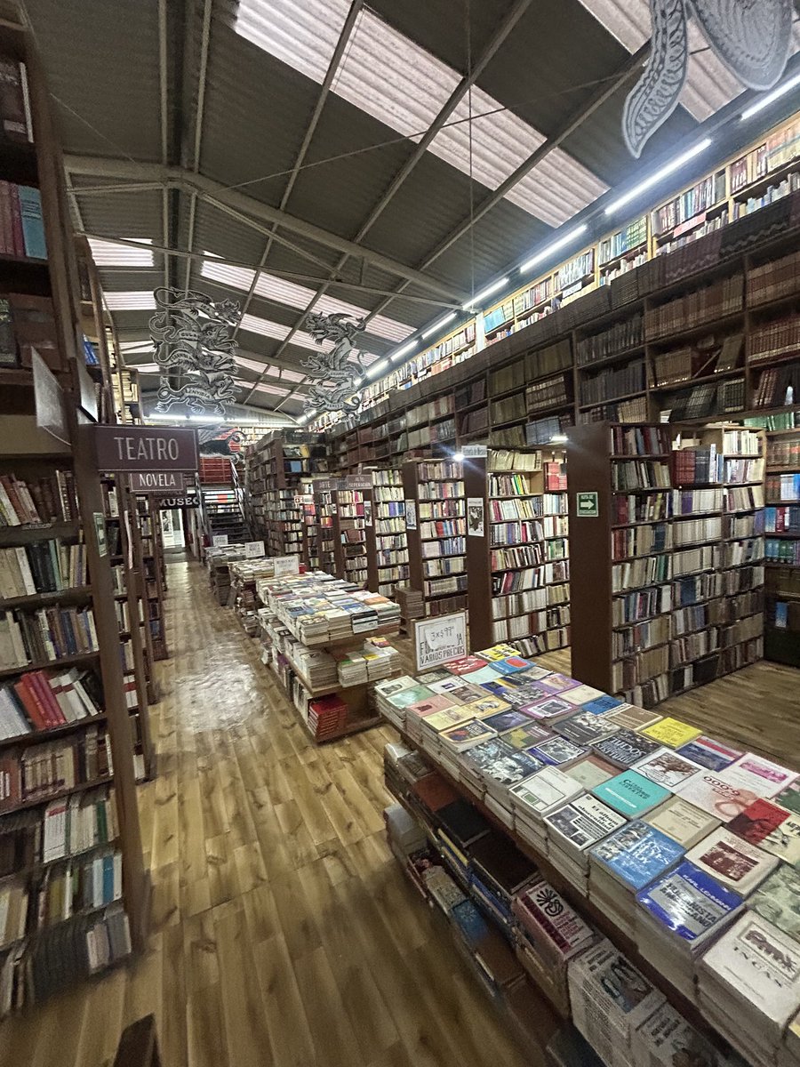 veroosornio's tweet photo. Librería “Tres Cruces”
Una de las librerías de segunda mano más hermosas de la Ciudad de México.
#Coyoacán https://t.co/G4GWAYXZAr