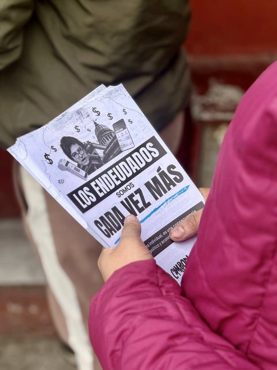 la_campora's tweet photo. Los endeudados son cada vez más. Y no es un problema individual, es consecuencia del modelo político y económico de Milei.

Volanteamos y conversamos con los vecinos y vecinas de todo el país sobre los proyectos de ley que presentamos en el Congreso sobre endeudamiento familiar. ✌🏽🇦🇷