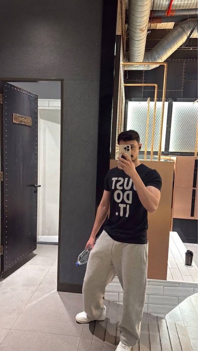 derbas90's tweet photo. مره هنا ومره هنا https://t.co/I7Gkmx88sZ