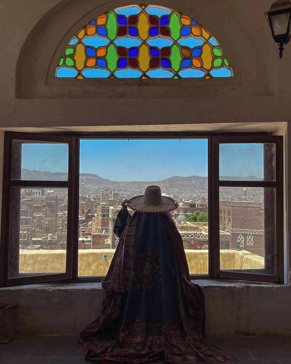 its_yemen's tweet photo. كلما حاولت أن أهرب من صنعاء، وجدتها تسكنني أكثر.
لا تريد أن تتركني، ولا أنا - في الحقيقة - أملك القدرة على تركها.
حاولتُ مراراً، وفي كل مرة كانت تعود من الباب الذي ظننته مغلقاً.
ربما لأن بعض المدن لا تُغادَر، بل تُصبح جزءاً من صاحبها. https://t.co/hZYOTKLKCX