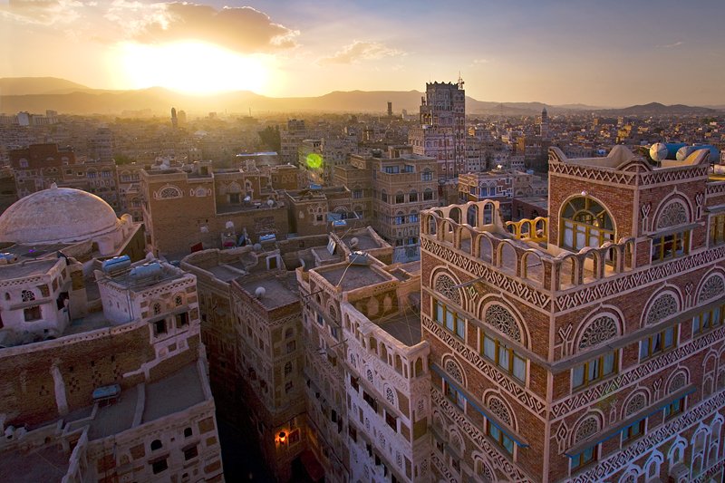 its_yemen's tweet photo. كلما حاولت أن أهرب من صنعاء، وجدتها تسكنني أكثر.
لا تريد أن تتركني، ولا أنا - في الحقيقة - أملك القدرة على تركها.
حاولتُ مراراً، وفي كل مرة كانت تعود من الباب الذي ظننته مغلقاً.
ربما لأن بعض المدن لا تُغادَر، بل تُصبح جزءاً من صاحبها. https://t.co/hZYOTKLKCX
