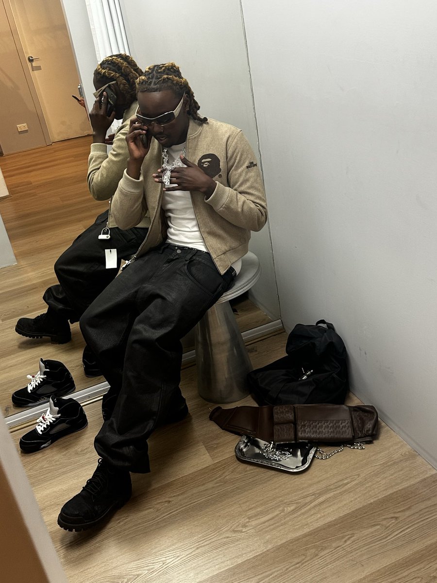 gsteez_gz's tweet photo. Hey Siri, play 24 songs https://t.co/zFjfdAHIR3