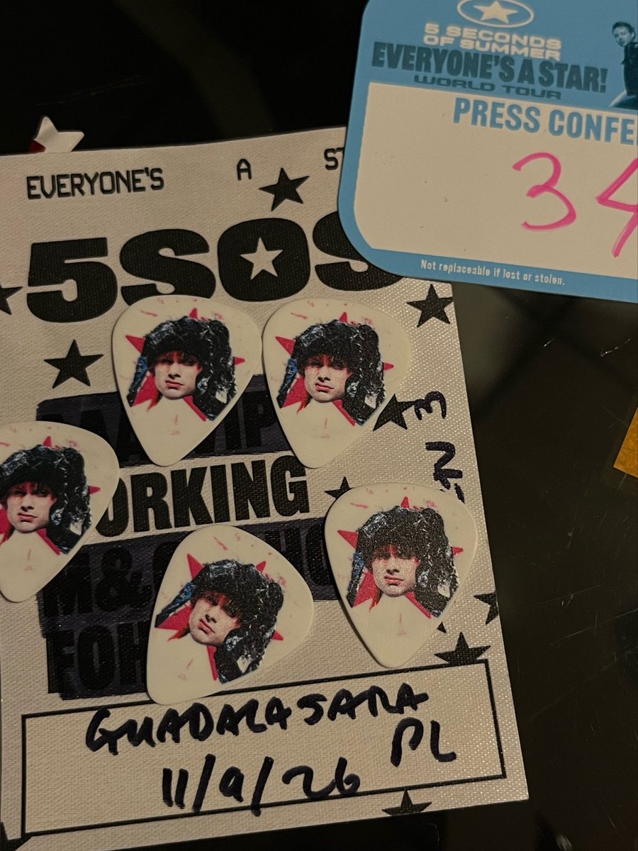 alex_torchio28's tweet photo. al iniciar slsp lanzaron las pelotas y me cayó una en la cabeza JAJAJAJA, cuando terminó y las luces seguían apagadas, bajó uno del equipo a disculparse y me dio 5 picks de michael ???? más tarde otro señor me dio esa etiqueta de staff ???? gracias https://t.co/mhzG5691Az