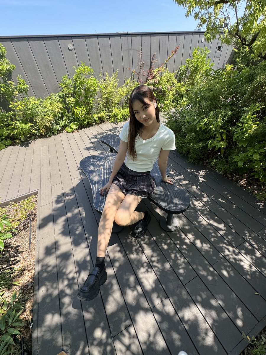 rena_matoba's tweet photo. 今回はシンプルなモノトーンコーデです☀️

fasion point:
今回のファッションで意識したことは、
甘さのあるシルエットにカジュアルなアイテムを合わせて、モノトーンで大人っぽくまとめました🤍🖤
tpoに合わせたコーディネートをしています

身長　167cm /  体重　47kg
#jgirl #jjad2027 #sns審査 https://t.co/I15jppgTFD