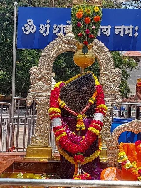imKD8's tweet photo. Salutations to Krishna, the Blue One, the White-throated One, salutations.  
Salutations to the Form of the Fire of Time, to the End-Maker, salutations again and again.  
Om Sham Shanaischaraya Namah 🙏 https://t.co/CyJTstcGfO