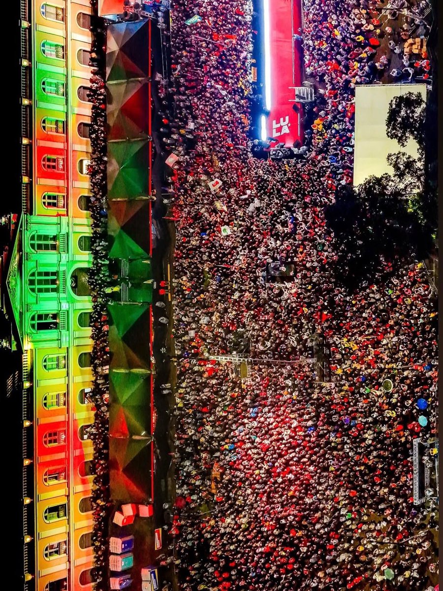 PedroRonchi2's tweet photo. Lula em Porto Alegre sem nenhuma bandeira dos EUA. https://t.co/WS2SwDkKLY