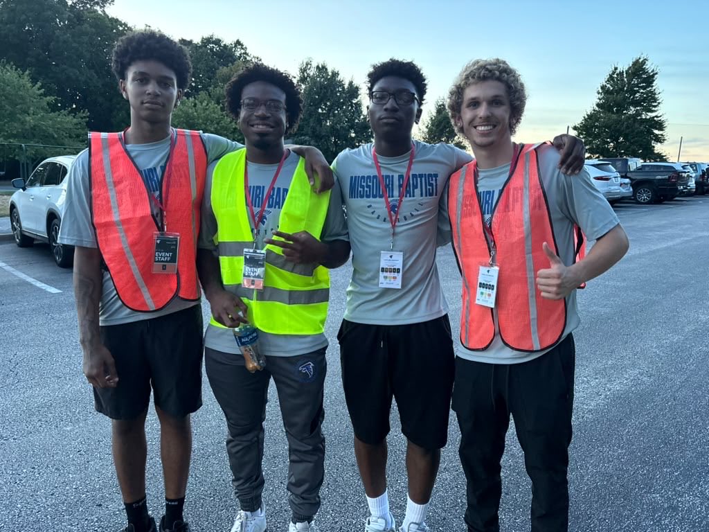 coach_tjarvis's tweet photo. Spartans supporting Spartans!
•
Our guys volunteered their time to work the football game tonight. Proud of the way our guys represent Missouri Baptist University and our Spartan family. Let’s go @MBUFootball 
•
Go Spartans! @MBUBasketball 
#BuildAndBelieve #SpartanMentality https://t.co/zVdCbjdY84