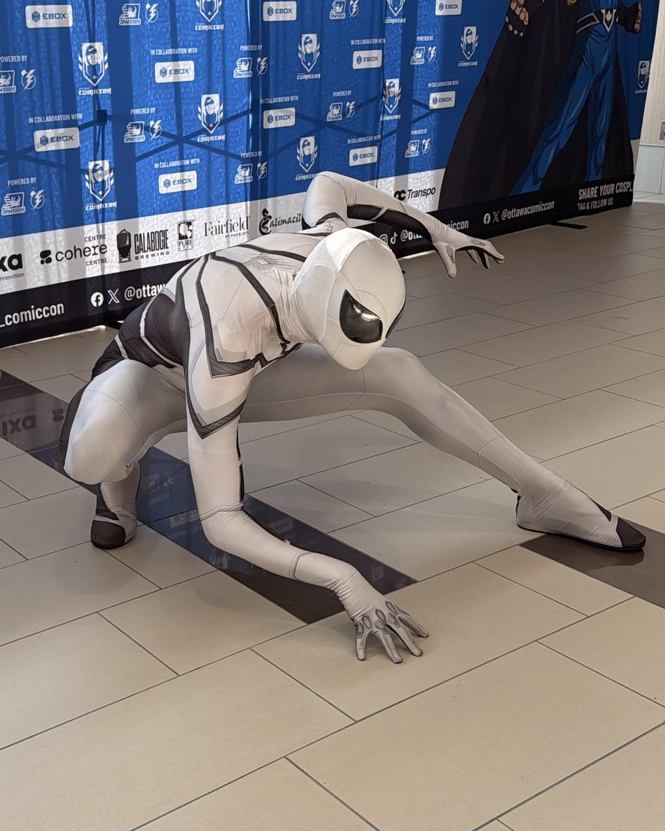 capitalspidey's tweet photo. Spent all convention telling people this wasn’t the Anti-Venom suit https://t.co/VBdMDlhv9Q