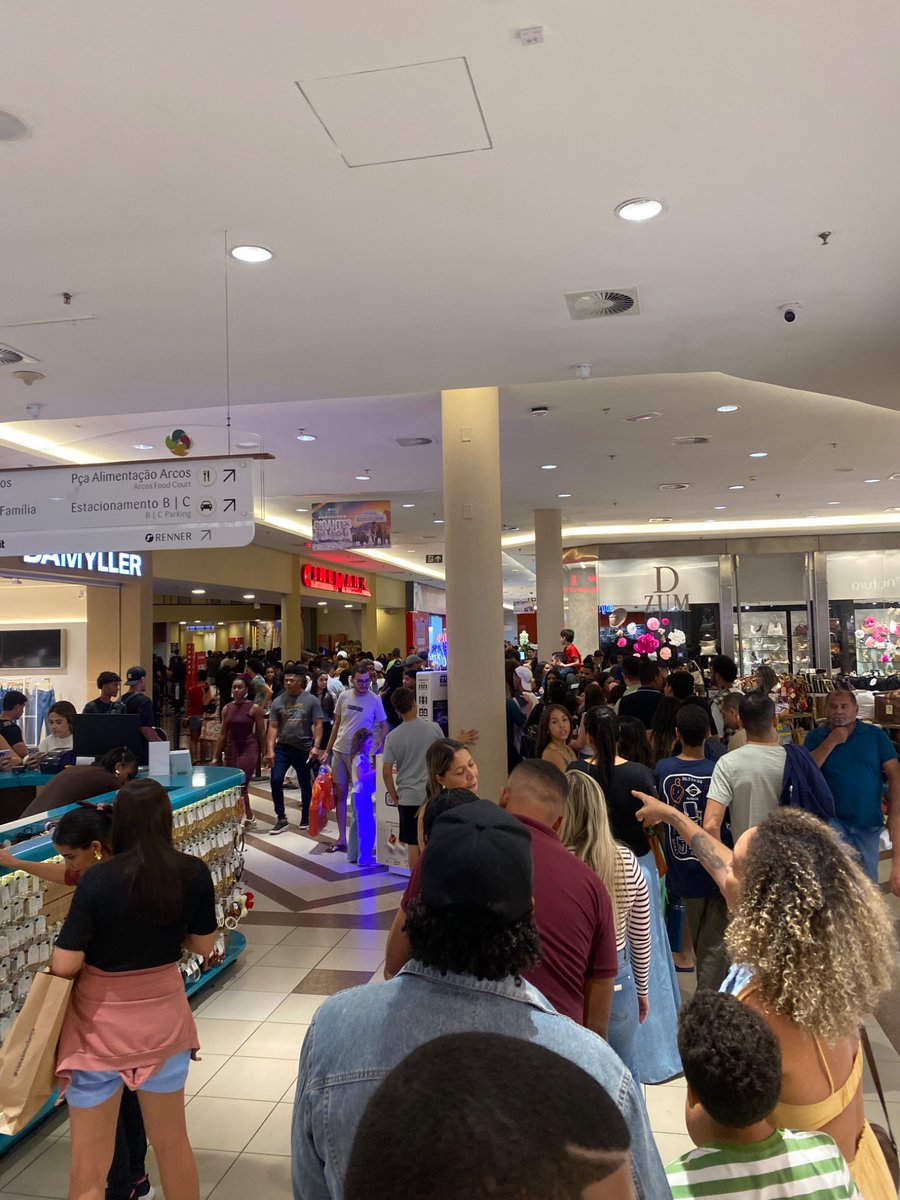 samubitencourt's tweet photo. Alô @cinemarkoficial vai fazer minha devolução do ingresso, cheguei pra minha sessão que comprei pelo app pra não enfrentar fila e no fim a fila pra entrar pra assistir o filme. Exijo meu reembolso!!!!! https://t.co/FFNvAbBvkQ