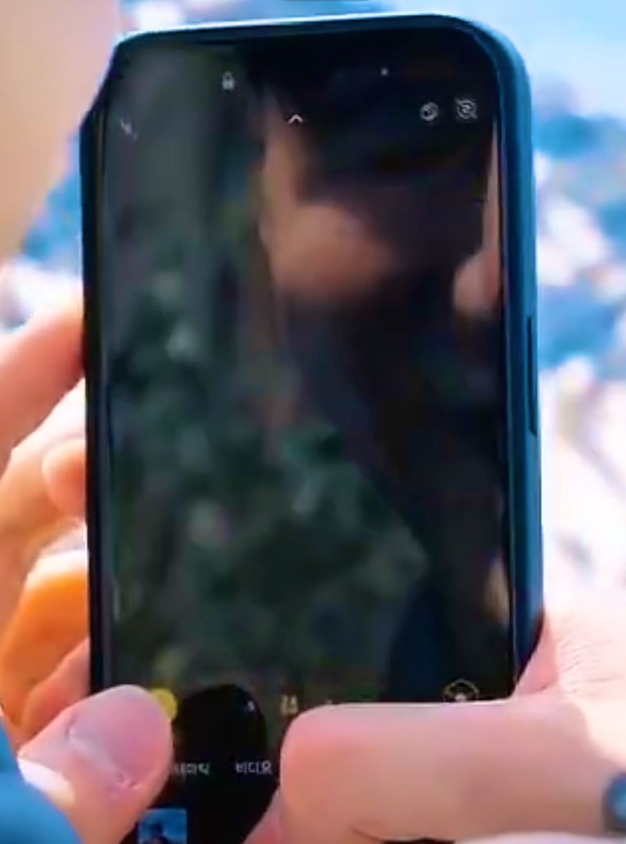 libravirgoduo's tweet photo. you can literally see how big jungkook's smile is in the screen reflection 😭 https://t.co/izZHECIyT2