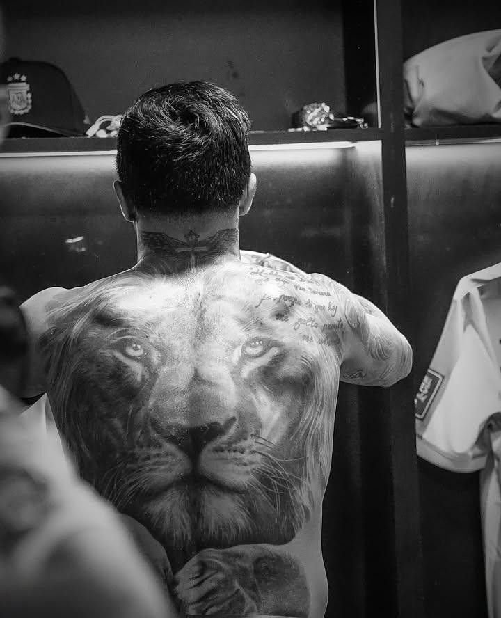 txrnadowxrnings's tweet photo. Delinearia todos esos tatuajes con la lengua y las uñas https://t.co/HpZ4ZaB6P3