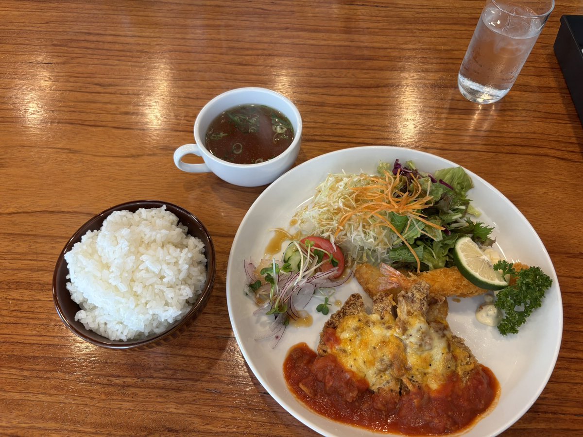 Reo_tommy's tweet photo. 熊本での災害ボランティア

アロットオブキッチン　
洋食亭宇土店
ヒライのお弁当
馬刺し　全日食高遊原店

#がまだせ熊本 #熊本地震 #災害ボランティア #熊本名物 https://t.co/7ODFQmKOVT