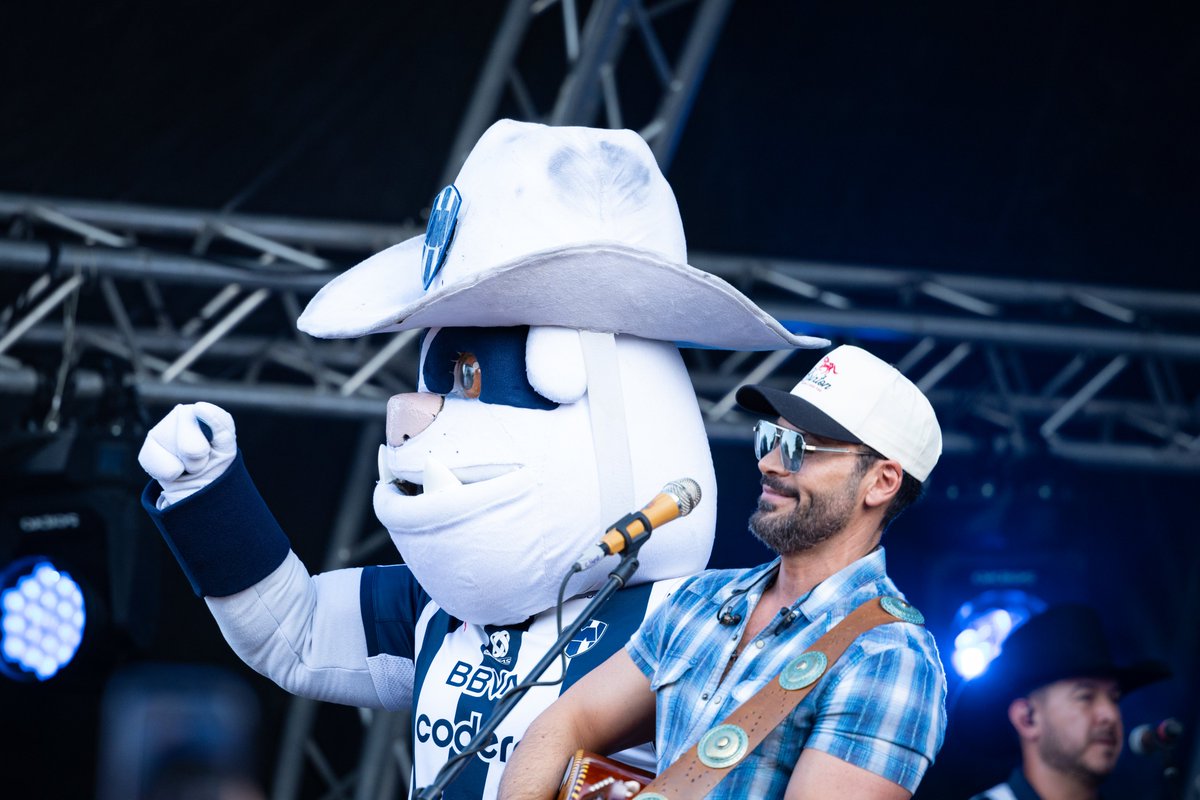 Rayados's tweet photo. 🎶 Yo sin ti, no sé qué haría. Eres tú, toda mi vidaaaa.🎶

¡Nuestros compas de @CervezaTecate se la volaron en la #PreviaRayada con @grupolaleyenda!🪗🎤

¡AMBIENTAZO EN LA CASA RAYADA!🏟️🇫🇮 https://t.co/1gnxqMLZNv