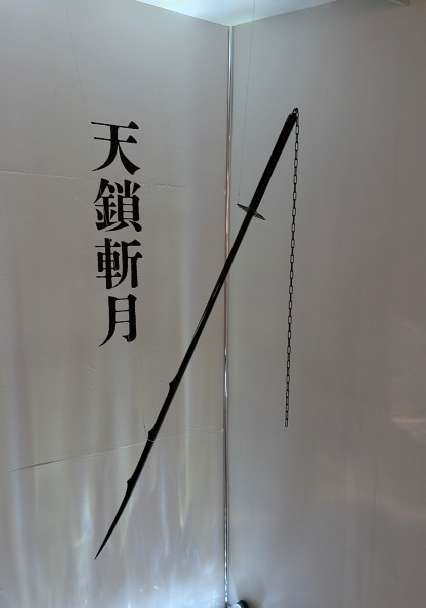 guernicass4's tweet photo. BLEACHのポップアップで展示されてた斬魄刀のレプリカ！ https://t.co/gPf5EdxiID