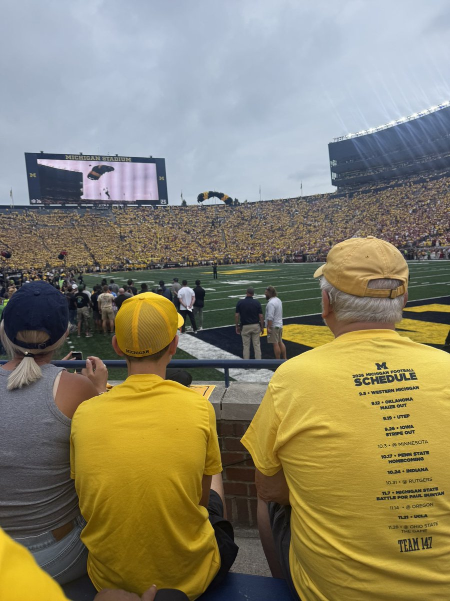 EthanWirth09's tweet photo. Great day at The Big House taking in some college football. Always good seeing the game at the next level and taking it all in. Back to work.〽️🏈
#ClassOf2027 #Recruitment #CollegeFootball #StudentAthlete #Linebacker #LB #FootballRecruiting #TheBigHouse https://t.co/0TvdC4fsr5