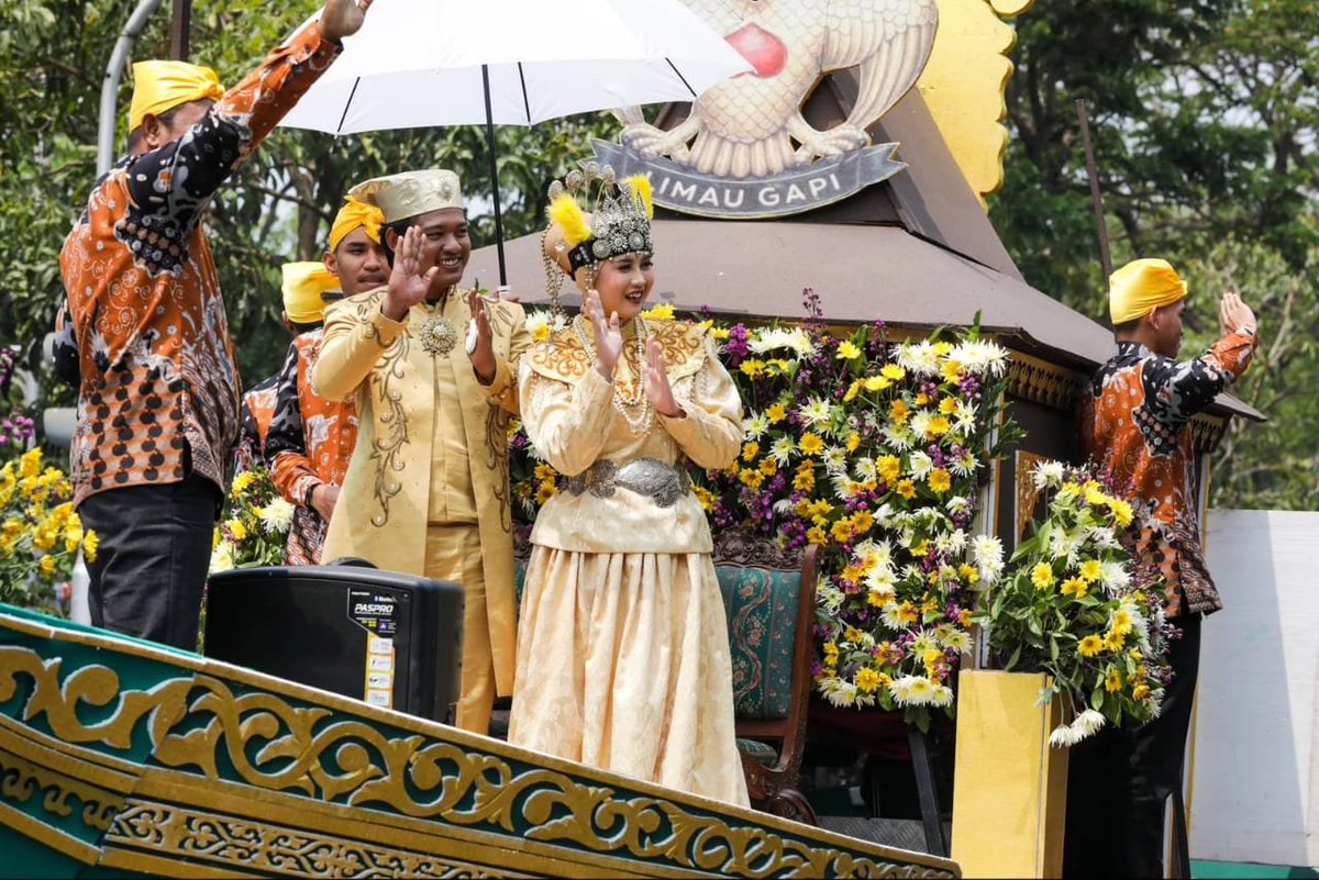 Carlo26m's tweet photo. Info Sekitar Musabaqoh ✨
Kemeriahan Pawai Taaruf MTQ 2026 pecah!
Lihat deh adat dan budaya berpadu di atas mobil hias 🌸
Yuk ramaikan sampai Pembukaan MTQ 2026 nanti!
#PawaiTaarufMTQ
#PelantikanDewanHakimMTQ
#BazarMTQ
#PembukaanMTQ2026
#RekorMuriMarsMTQ https://t.co/YIV755r8cW