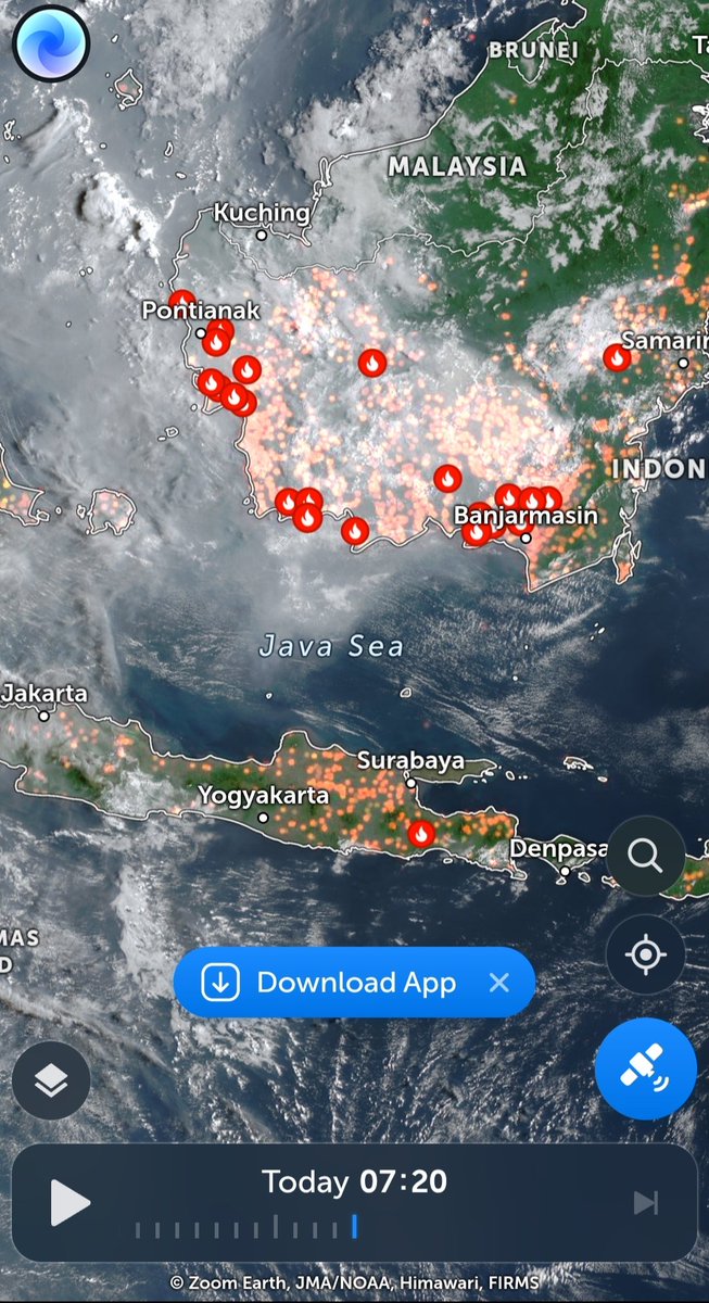 EYulihastin's tweet photo. Update Karhutla Kalimantan: Tampak dari pantauan satelit kalau masih ada titik-titik api di Kalsel, Kalteng, Kalbar, dan satu titik api baru di Kaltara. Api di Bromo pun terdeteksi. Website https://t.co/HblI0sVskL membedakan antara titik panas (heatspot) dan titik api (fire), yang bisa langsung dipverlay dengan asap kabut (putih tipis).