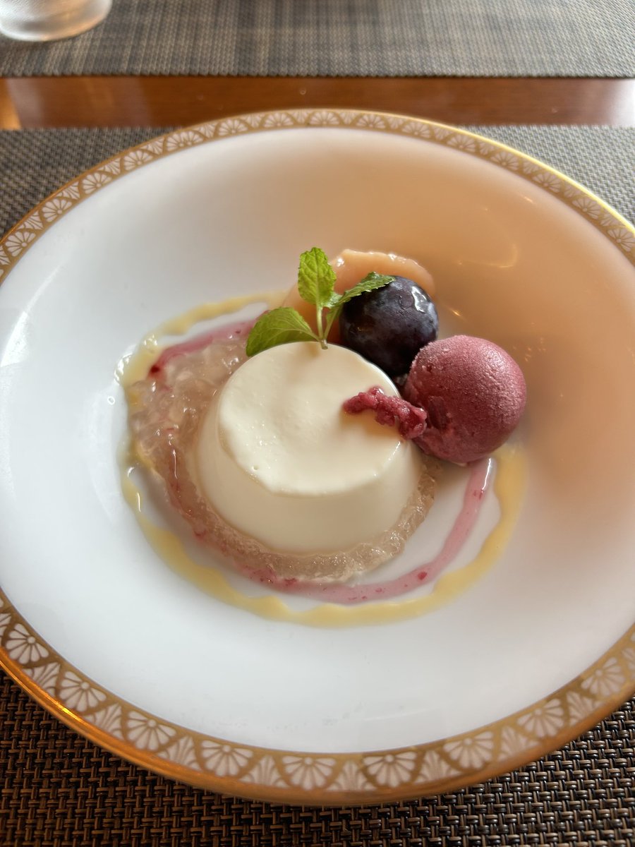 tamao_world's tweet photo. 北千住のビストロウエハラ。前菜のパテがすごく美味しくて、メインの牛頬肉の赤ワインソースも絶品。デザートはブランマンジェと巨峰のシャーベットで、少し秋を感じました。
北千住、気軽に行ける美味しいお店がたくさんあっていい街。 https://t.co/TyVinvdZrt
