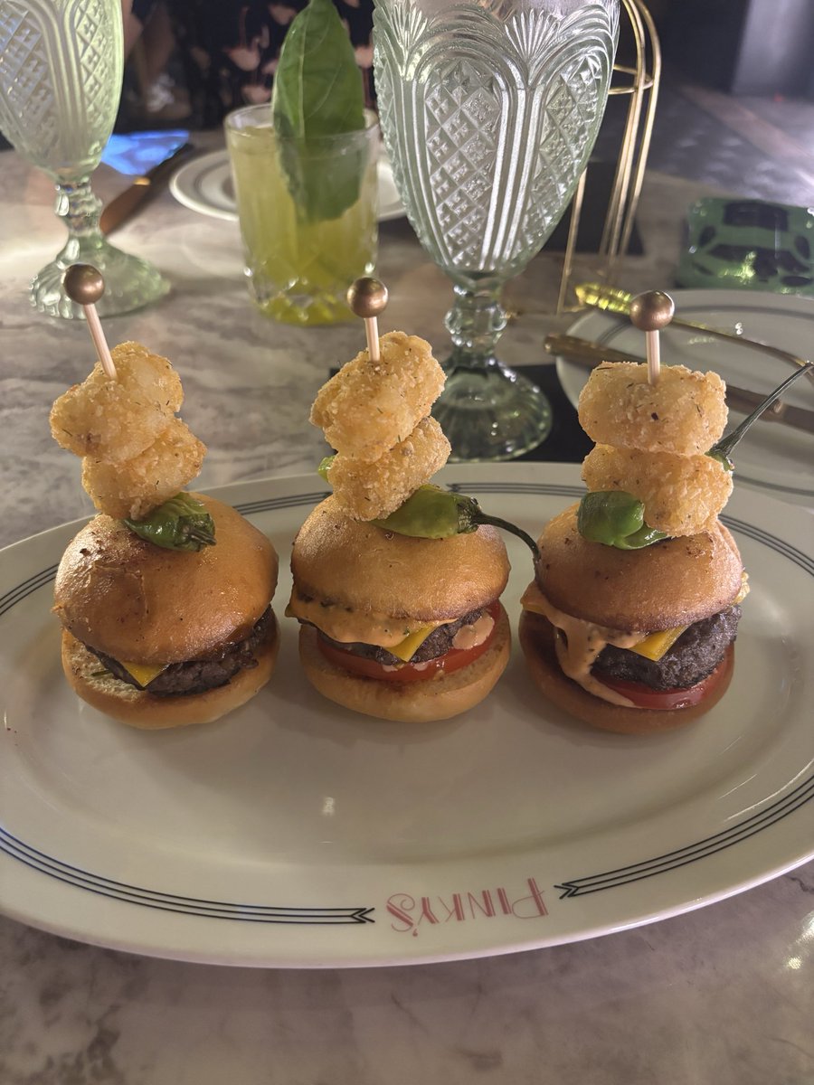 thisishowivegas's tweet photo. I am a happy Nikki 💕Girl dinner at Pinky’s Vanderpump at @FlamingoVegas 🦩✨ #vegas #lasvegasstrip #lasvegas #thisishowivegas #happyhour #vegasbaby #vegasvisiting #vanderpump https://t.co/aZhjRYA2ia