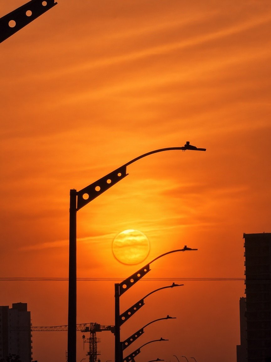 Stywardcb's tweet photo. El sol baja despacio, como si no quisiera soltar el día, y el cielo se queda en silencio mirándolo partir. #sunset #atardecer #sunsets #cielo #goldenhour https://t.co/6WE4rFBFbF