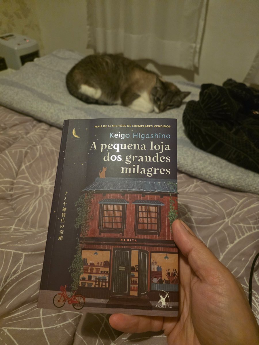 madeiradez's tweet photo. Alguem me indicou este livro. Aceitei o conselho de um total estranho e comprei. 
Nao terminei mas ja comecei a distribuir para as pessoas.
É um livro que é um afago no coração.
Leiam. E recomendem livros aleatórios para estranhos.
Ps - temos Filó ao fundo https://t.co/4tOP2ykDkq