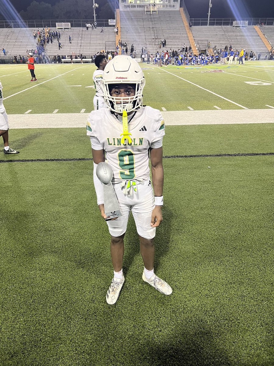 MannieHackney's tweet photo. Coaches check me out! 4 Games in. 30 Tkls, 1 INT, 2 Forced Fumbles, 1 Fumble Recovery https://t.co/UwgCAYWMrJ https://t.co/pxNooQ6zH9