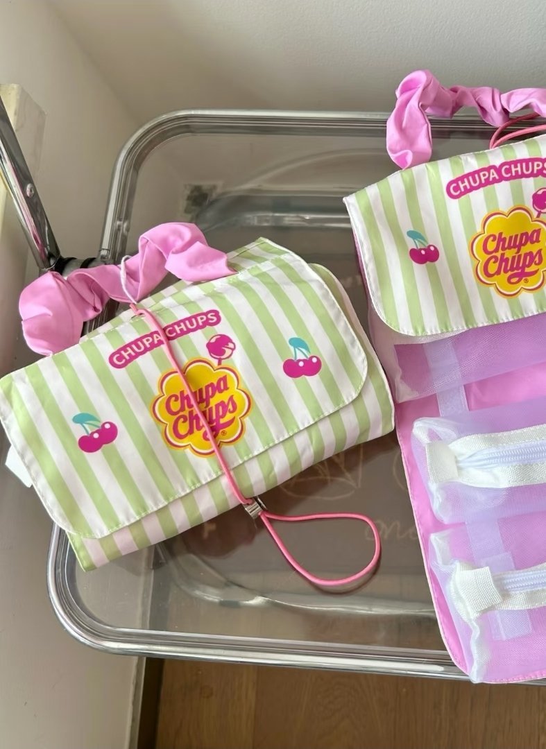 louveppy's tweet photo. MAKEUP POUCH LUCU BGT KEK PERMEN?! 😭🍭 
Motif Chupa Chups-nya gemess, lipatannya ada 3 zipper pocket transparan pulaa! 🍬🌸 https://t.co/AbXv6TIKKw