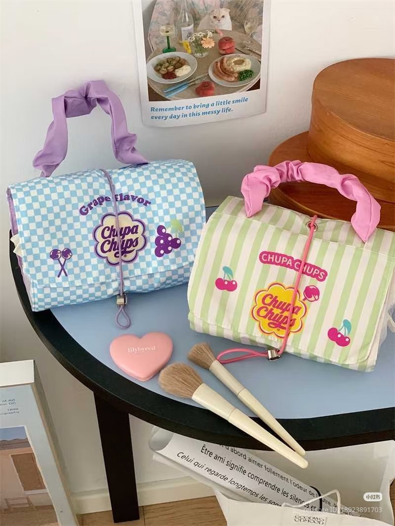 louveppy's tweet photo. MAKEUP POUCH LUCU BGT KEK PERMEN?! 😭🍭 
Motif Chupa Chups-nya gemess, lipatannya ada 3 zipper pocket transparan pulaa! 🍬🌸 https://t.co/AbXv6TIKKw