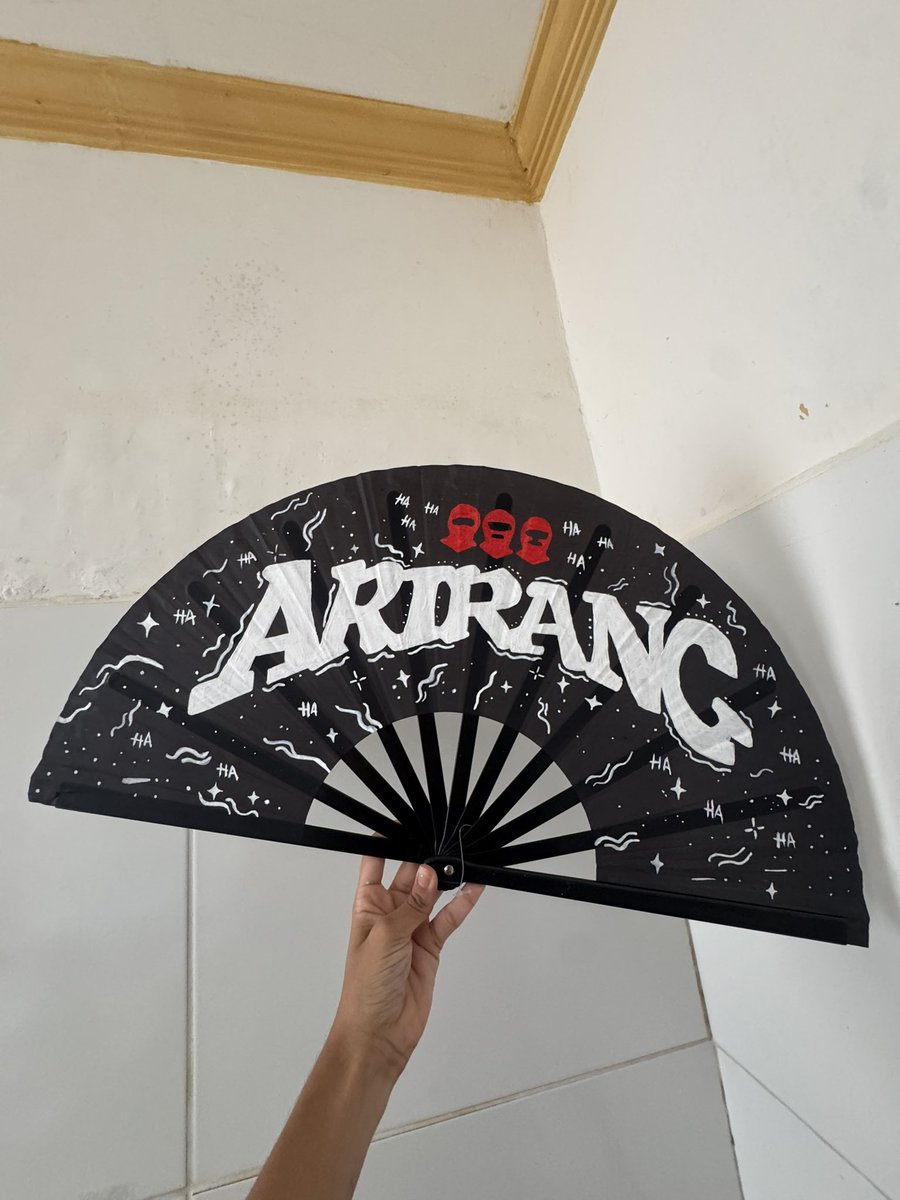 taeliarz's tweet photo. Gente, tô aceitando encomendas de leques! Tô com 3 em fila e vou aceitar algumas vagas.

link: https://t.co/Ebkpz9vaTh

informações importantes: 
> R$65 reais + frete
> estou evitando fazer no branco, a foto é por conta do modelo 
> envio via loggi (7 a 10 dias úteis) https://t.co/yKCIuvPwU1