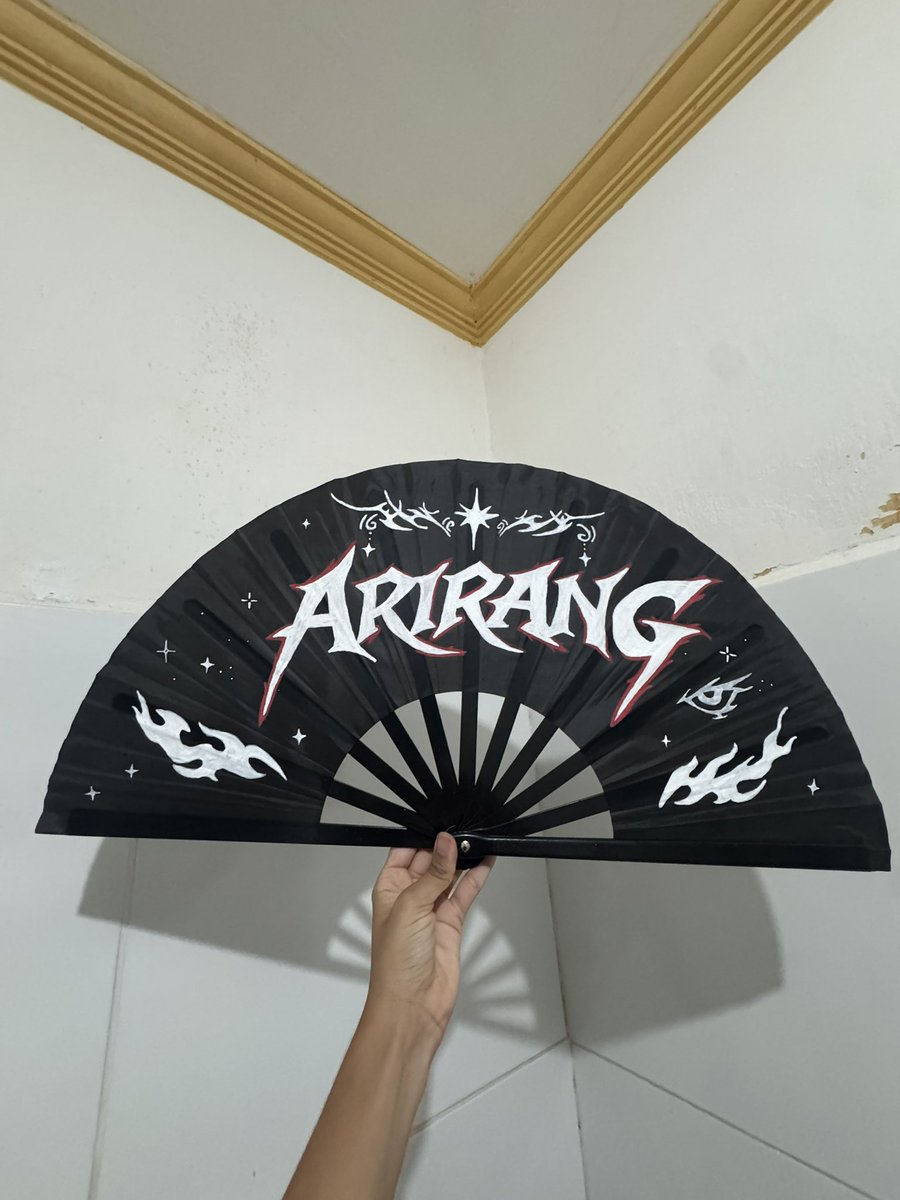 taeliarz's tweet photo. Gente, tô aceitando encomendas de leques! Tô com 3 em fila e vou aceitar algumas vagas.

link: https://t.co/Ebkpz9vaTh

informações importantes: 
> R$65 reais + frete
> estou evitando fazer no branco, a foto é por conta do modelo 
> envio via loggi (7 a 10 dias úteis) https://t.co/yKCIuvPwU1