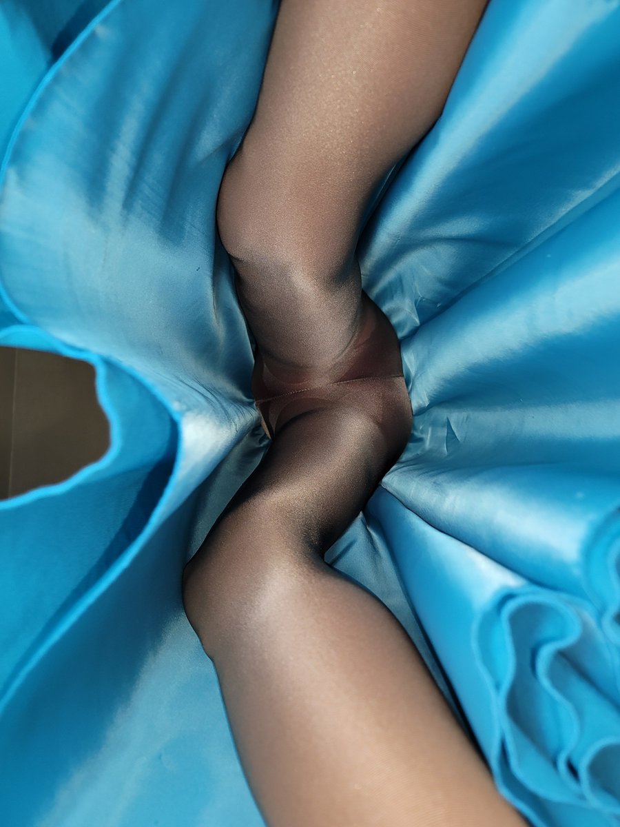 Lined_Skirts's tweet photo. Long blue skirt https://t.co/7bDhh8puEx