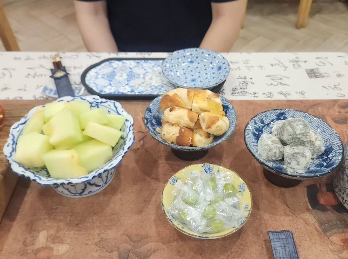 catbird_r's tweet photo. 화/금 3시 다회 2만원. 네이버로 예약되고요. 둘이 먹는데 다식을 이만큼이나 차려주셨습니다. 인스타에 쓴 후기도 올립니다. 중국어와 멋있는 구절도 알려주세요. 저는 다녀와서 바로 또 예약했어요. https://t.co/jnxfangxiQ
