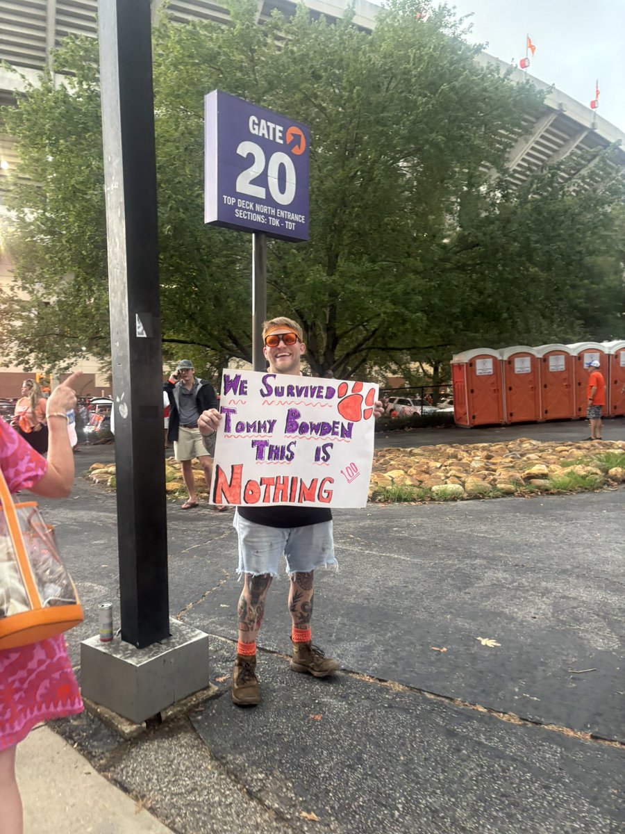 McCainChildress's tweet photo. vibes are good in Clemson 😭 https://t.co/CX7S2mnPaT