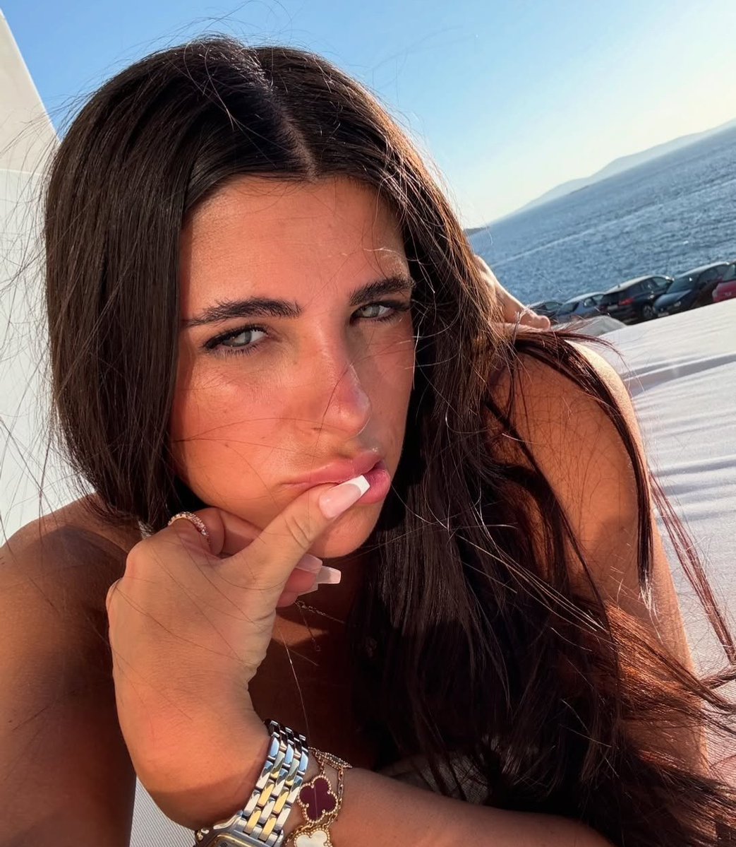chaiel__'s tweet photo. me enteré de que acá hay gente diciendo que esta mujer es fea ????? es de no creer https://t.co/DN2FIfJfZk