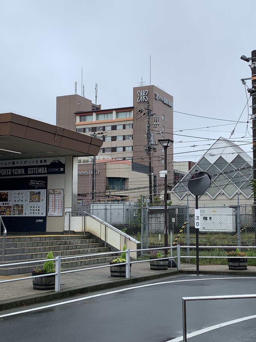 CafeRepost's tweet photo. おはようございます。
今日も雨の御殿場です。
明日は久しぶりに晴れの予報！
太陽の光を浴びたいです。

富士登山シーズンも終わりました。
今年も世界各国から���来店いただきましてありがとうございました。
また来年お待ちしております。

本日は勝手ながら16時閉店とさせていただきます。 https://t.co/X4xNsiPw7R