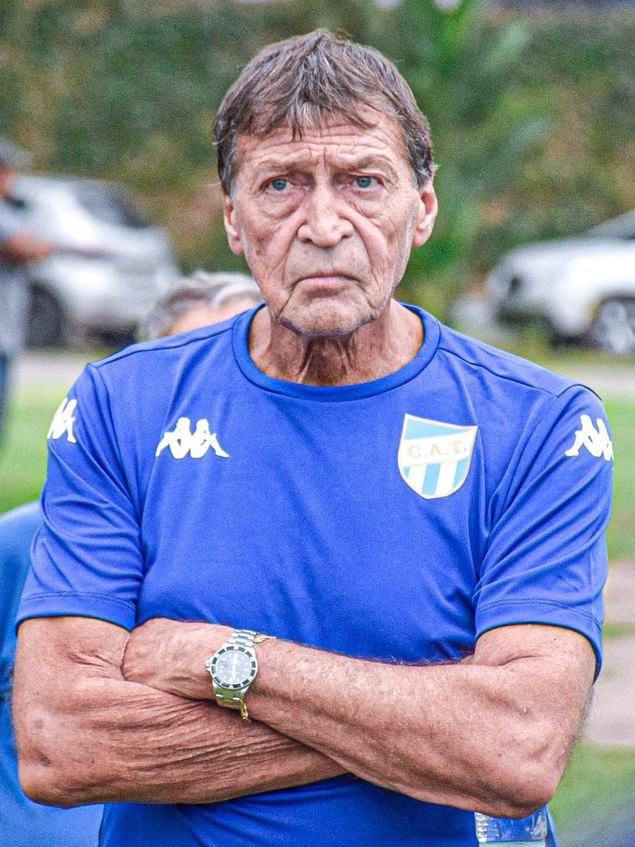 AtaqueFutbolero's tweet photo. “ANTES DE QUE ÉL FUERA POLVO O PAJA YO YA ESTABA DENTRO DE UNA CANCHA. Cuando me cagan, me doy cuenta enseguida. Si esto me cuesta la cabeza, me voy para mi casa”.

Ufff, durísimo Julio César Falcioni sobre el arbitraje de Andrés Gariano. 😳🇦🇷 https://t.co/bhbdYTKj8q