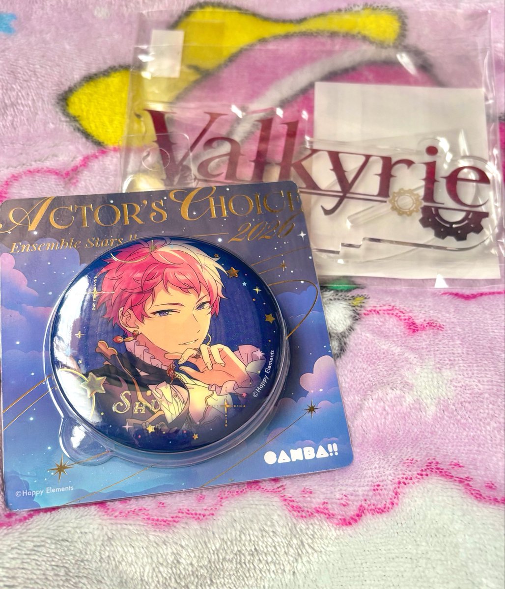 RYO_aipri2's tweet photo. 最近は水辺でちゃぷちゃぷする程度に見ててどんなグッズが出てるとか全然わかってないんだけど、可愛くて買ってしまった
新ユニロゴアクスタ買えて嬉しいかも🥀 https://t.co/Sa1GGA7SZy